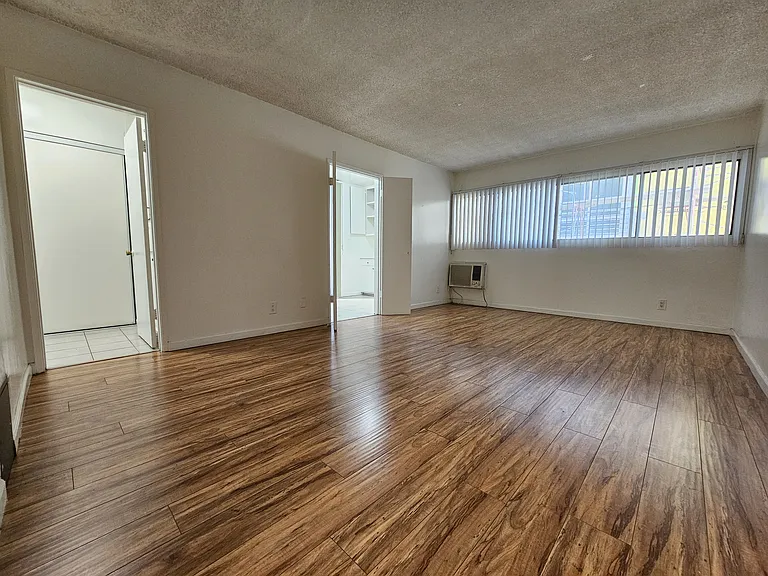 HARVARD APARTMENTS — Photo 7