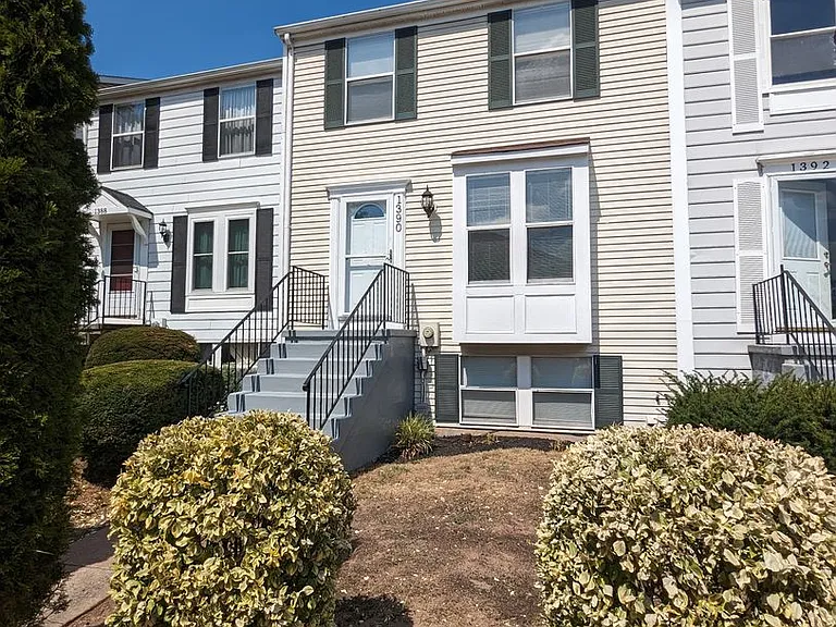 1390 David Ln — Photo 3