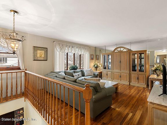 5th image of 63 Dawson Cir
