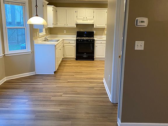 Breakfast Area & Kitchen