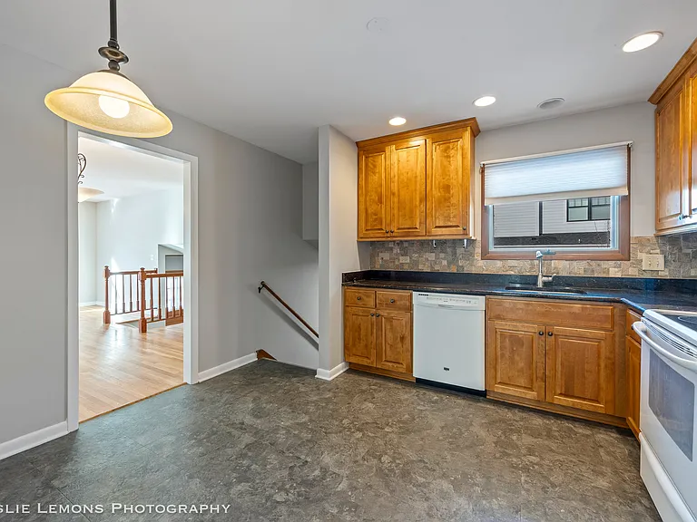 1028 Douglas Ave — Photo 4