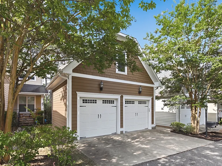 73 Falconridge Dr — Photo 2