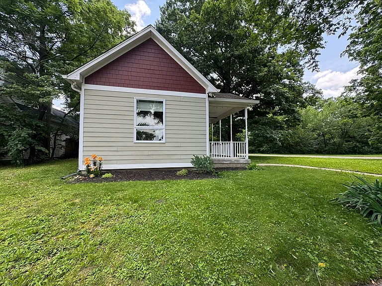 1425 Laurel St — Photo 2
