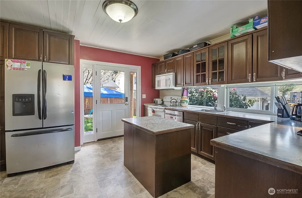7 bed, 3078 sqft, $650 — Photo 3