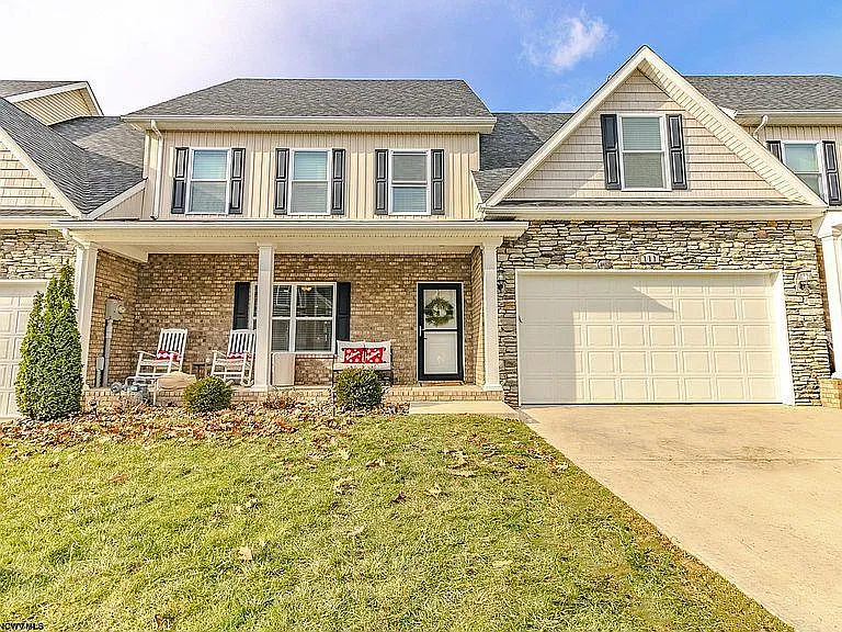 212 Red Oak Ln #212