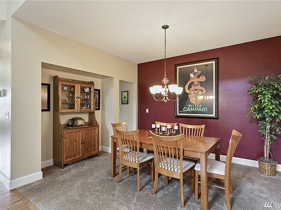 Large formal dining room, great for all gatherings. 