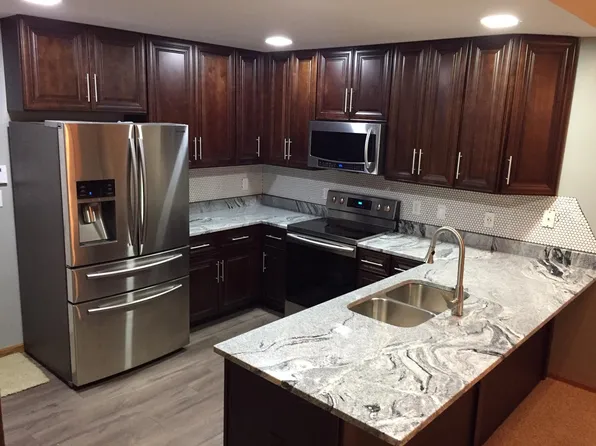 1400 S 52nd St, West Des Moines, IA