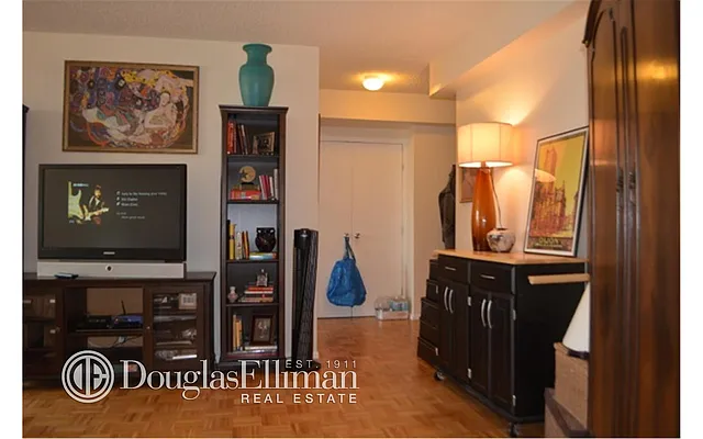 Rented by Douglas Elliman | media 19