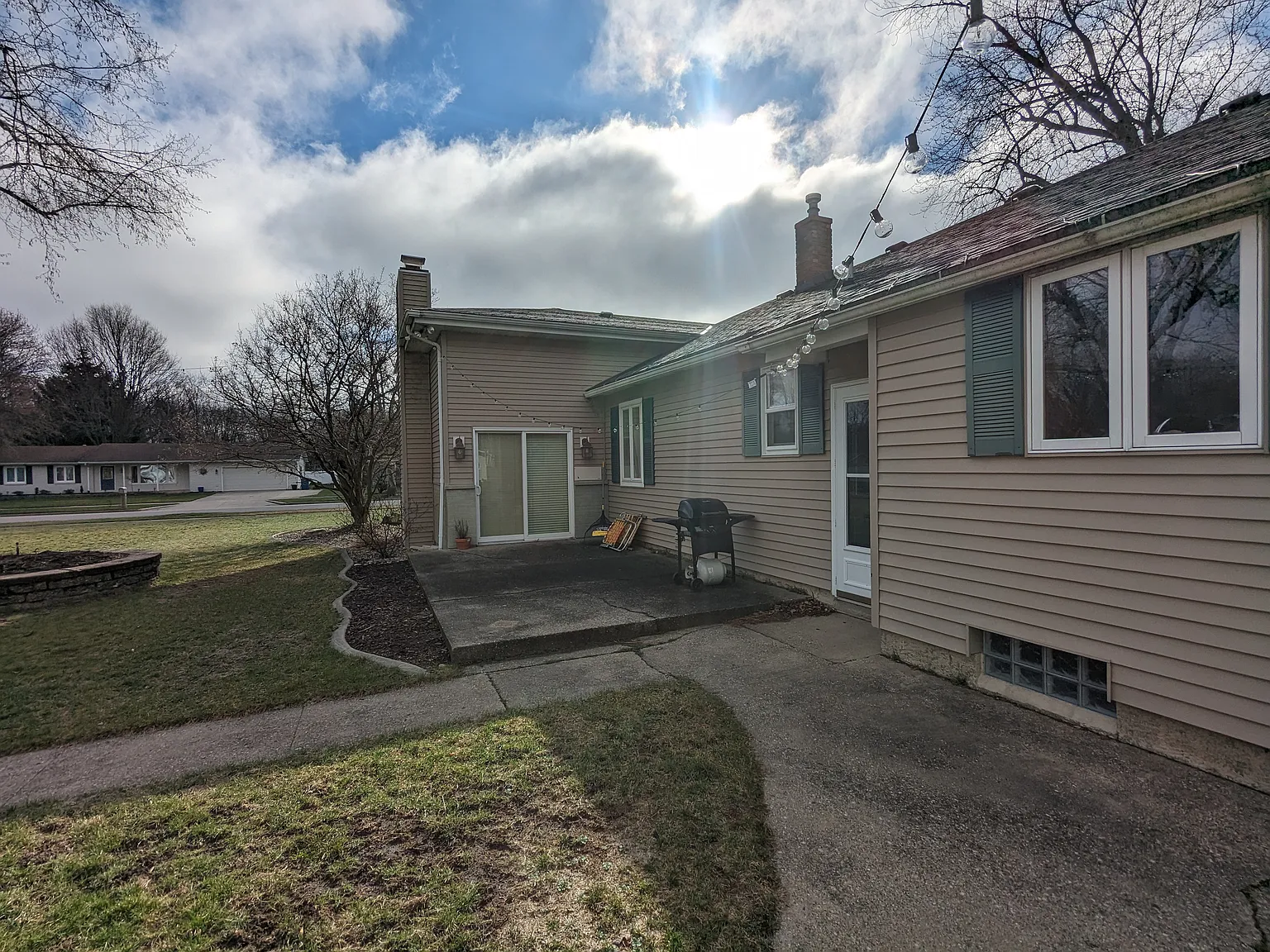 4 bed, 2.5 bath, 2400 sqft, $1,250 — Photo 3