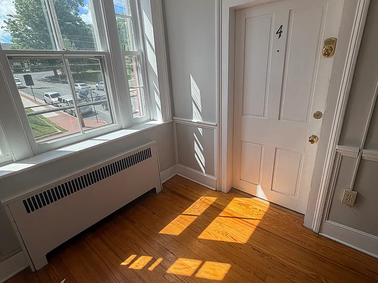 142 N Washington St #4 — Photo 2