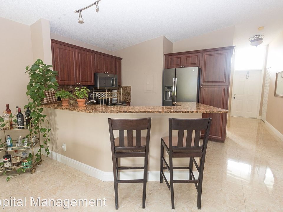 1st image of 582 Woodgate Cir