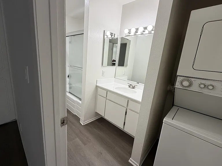 Versailles on the Lake Apartments — Photo 66