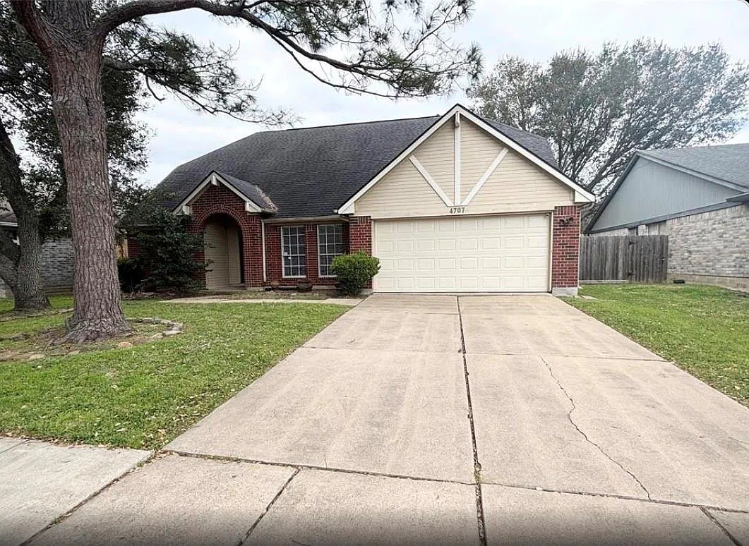 4 bed, 2.5 bath, 2374 sqft, $2,495 — Photo 1