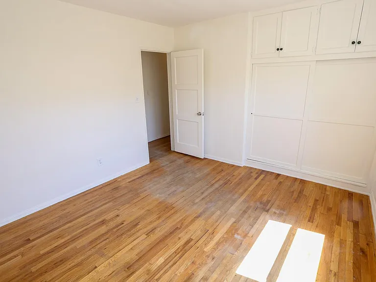19422 Archwood St — Photo 33