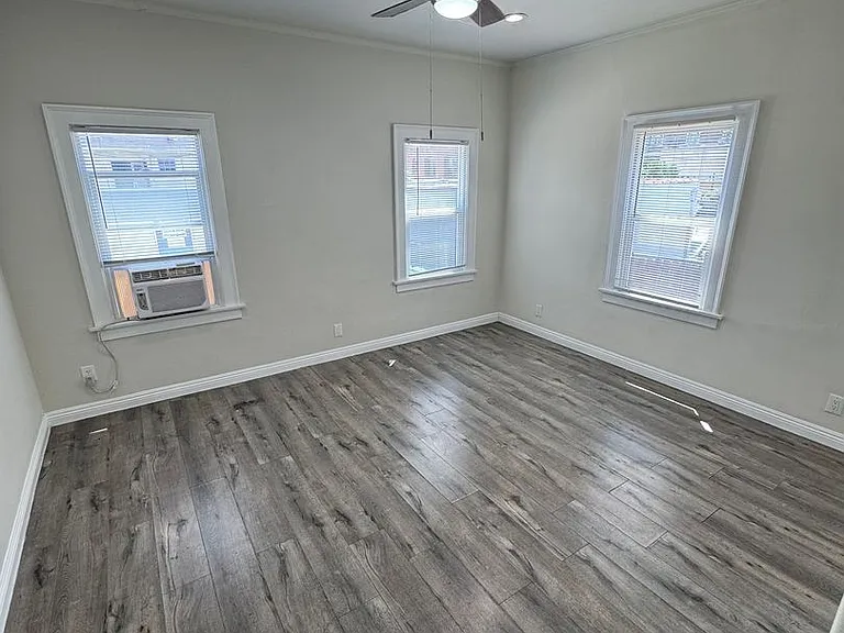 244 S Alexandria Ave — Photo 17