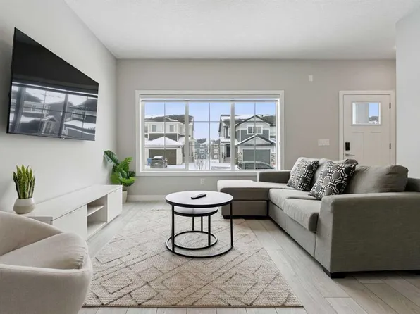 556 W Chelsea Gdns, Chestermere, AB T1X 2V4