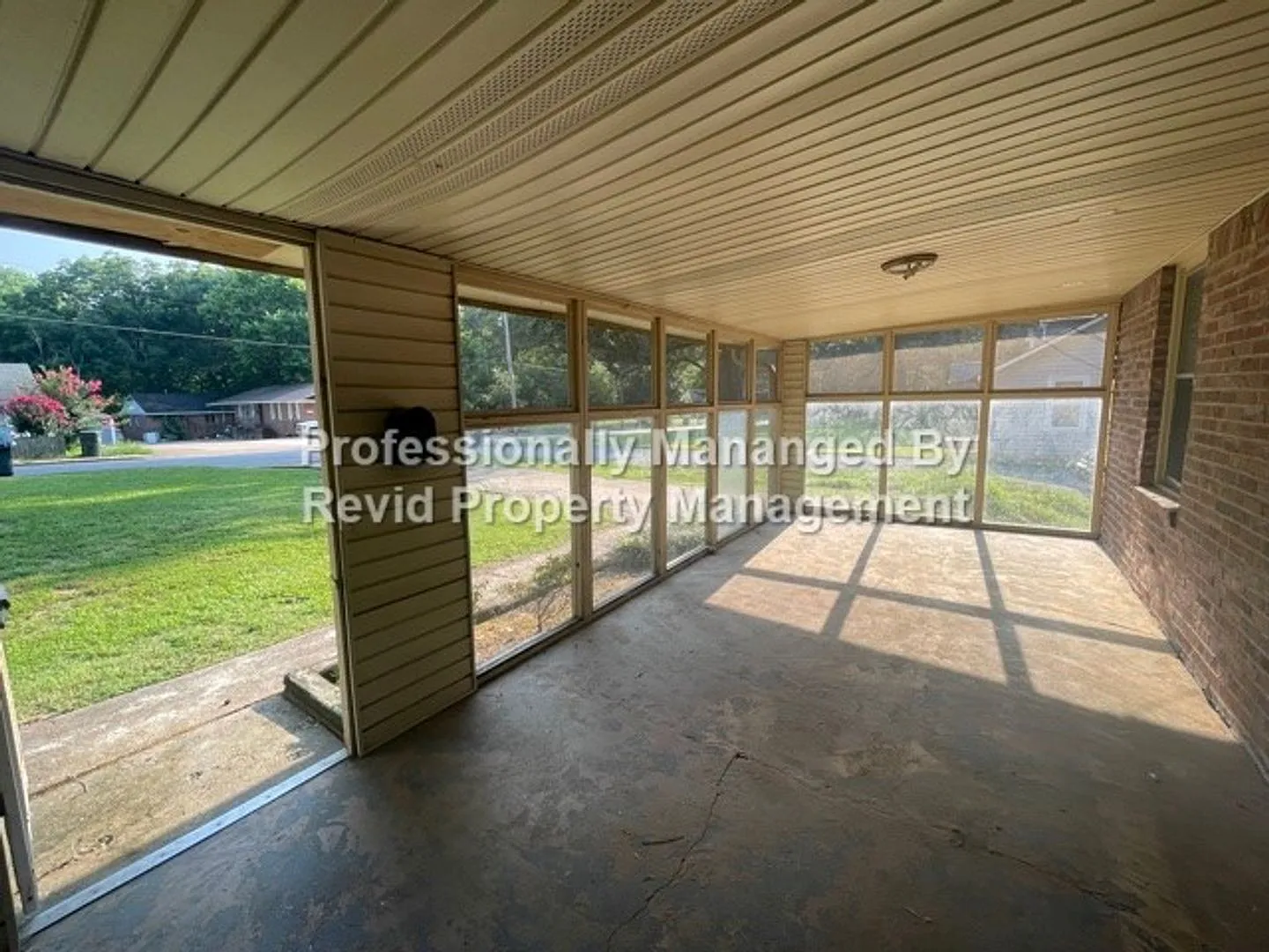 Great 2 Bedroom Home in a Cove! — Photo 4