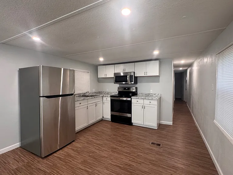 5811 Grey St — Photo 11