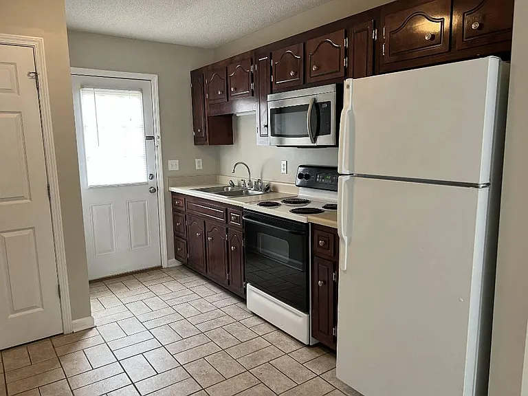 3251 Tower Dr — Photo 7