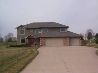 210 Golfview Dr, Durant, IA 52747
