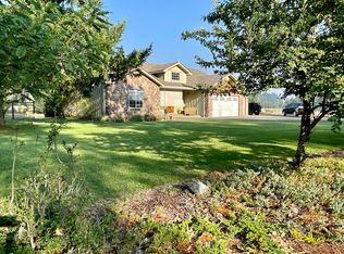 523 E Forks Cir, Cave Junction, OR 97523