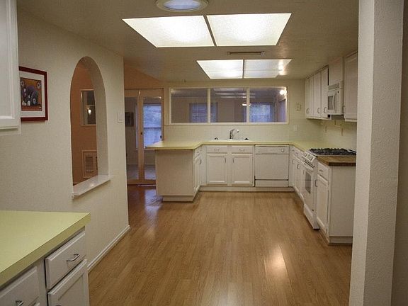 3rd image of 5006 Green Oaks Dr