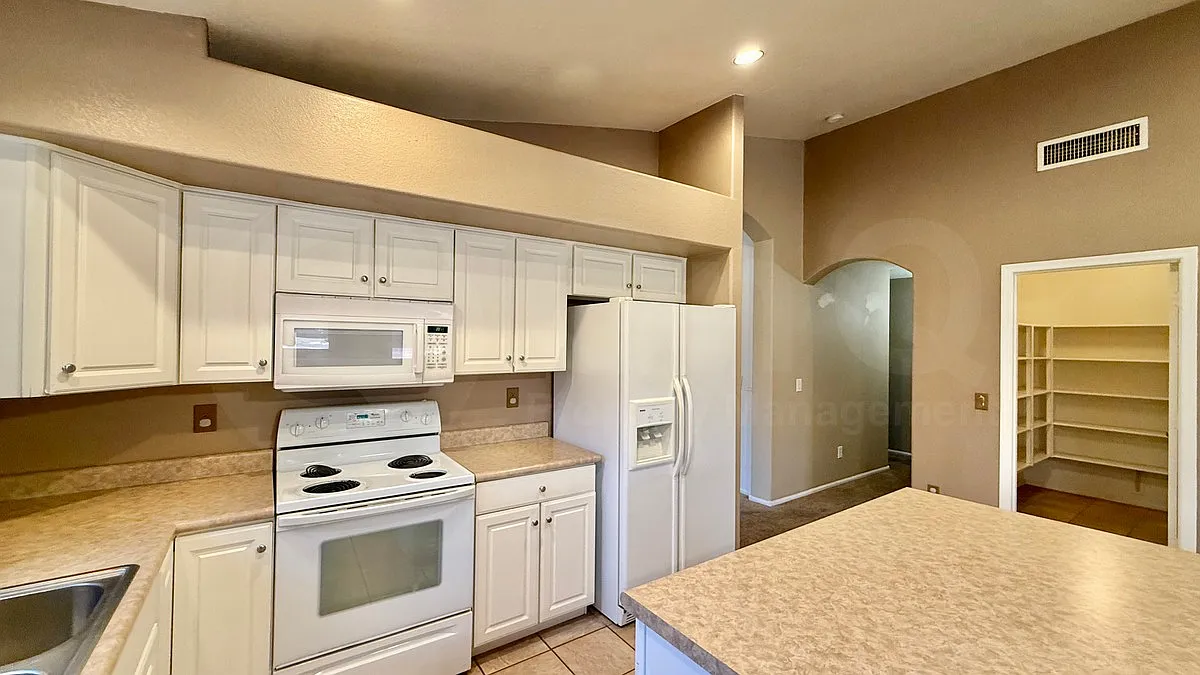 3 bed, 2.0 bath, 2311 sqft, $1,699 — Photo 4