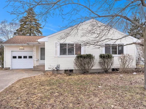 2228 Leif Ave, Norton Shores, MI 49441