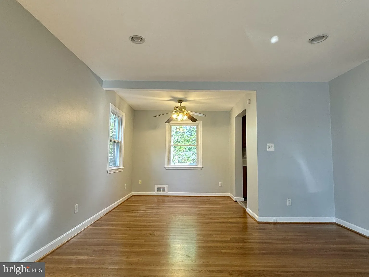 5 bed, 2.0 bath, 1976 sqft, $3,800 — Photo 4