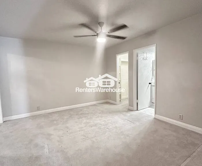 310 W Pontiac Dr #8 — Photo 8