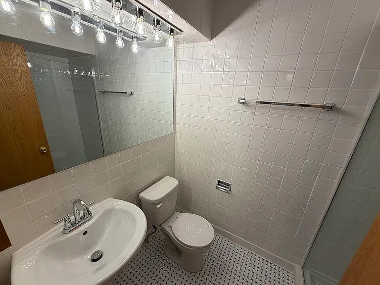 417 W Roscoe St — Photo 3