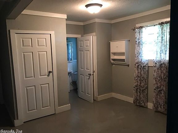3rd image of 101 Parkdale St