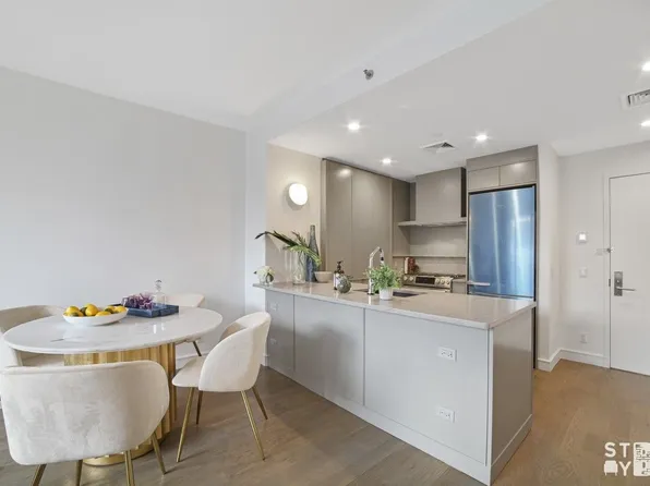 194 21st Street image 3 of 17