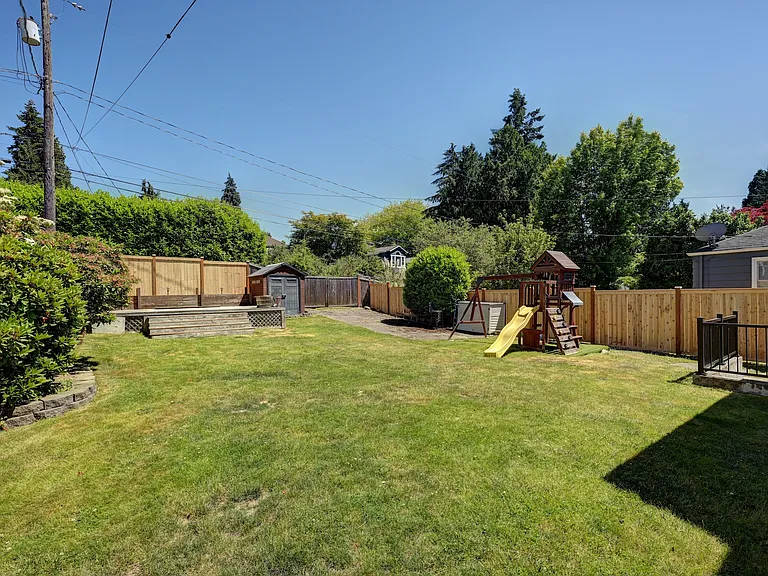 6216 45th Ave NE — Photo 2