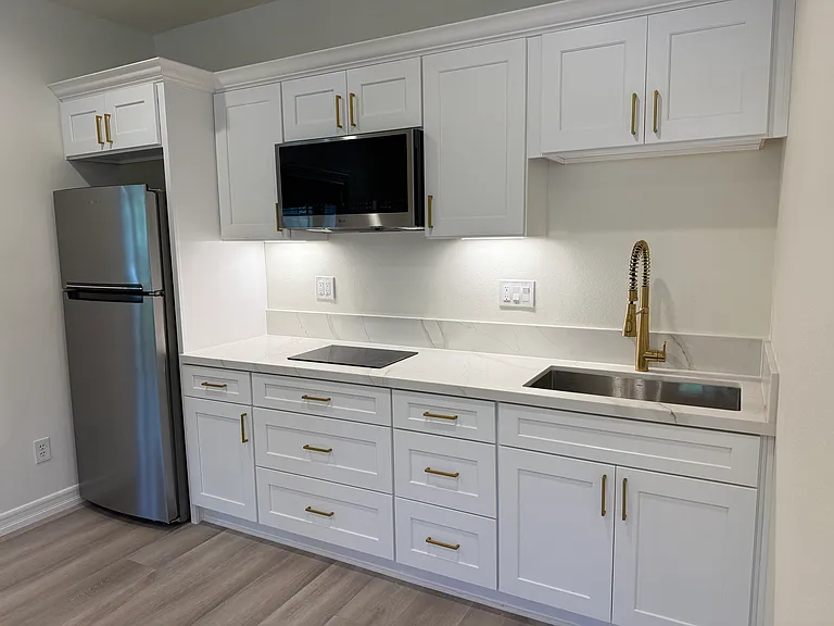 Soft-close cabinets
Under-cabinet lighting
Stainless steel appliances
Brand-new appliances