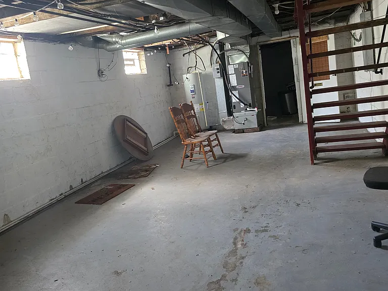 1639 Lawrence Ave — Photo 9