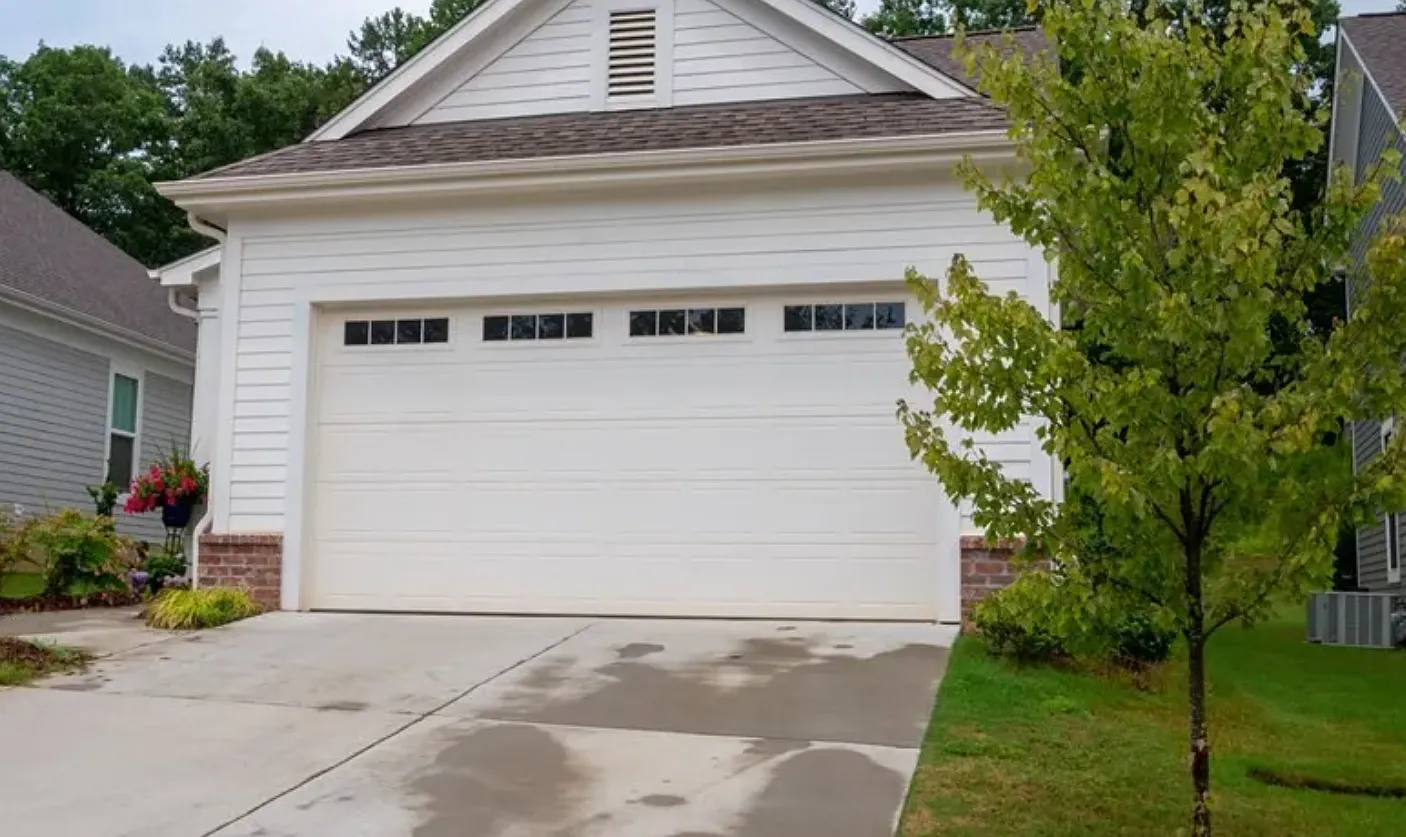 425 Live Oak Dr — Photo 4