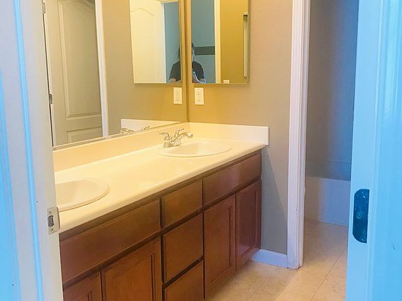 2nd Floor Full Bathroom