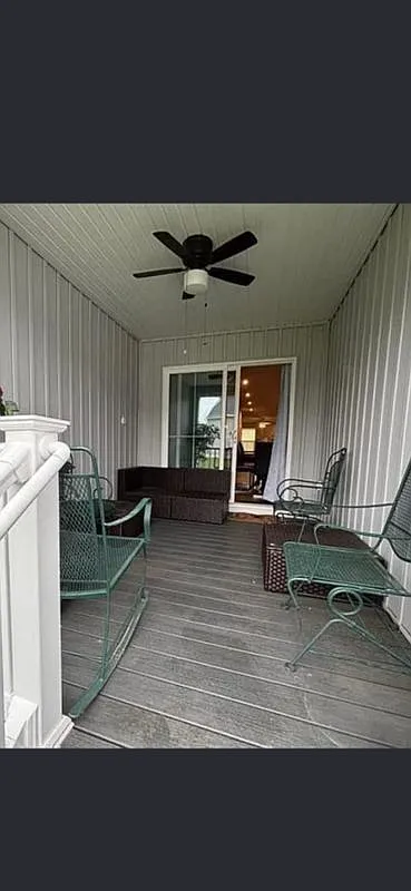 2 bed, 1.0 bath, 100 sqft, $1,200 — Photo 3