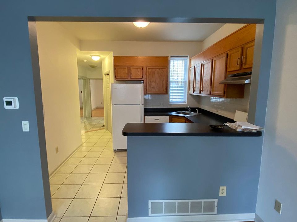 kitchen - breakfast bar