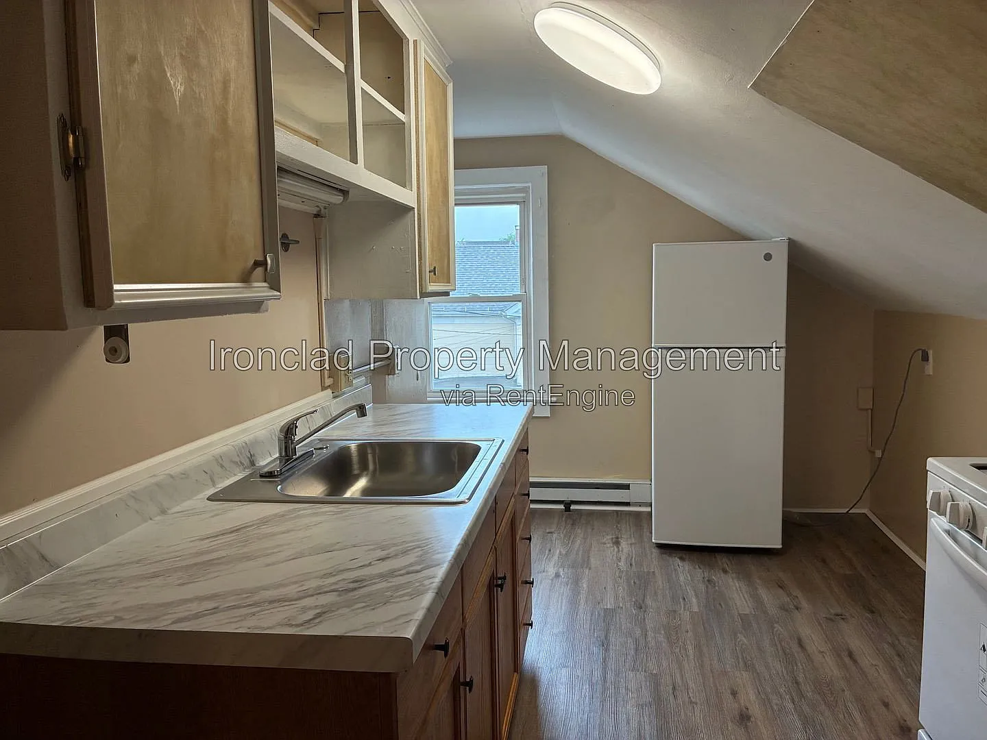 2 bed, 1.0 bath, 600 sqft, $1,332 — Photo 2