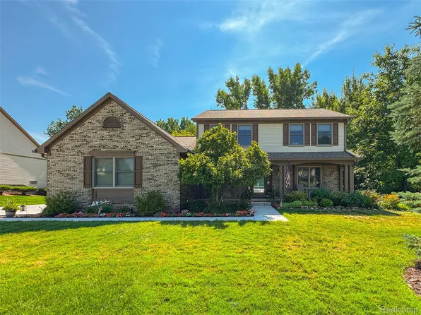 2097 Huntington Dr, Lake Orion, MI 48360
