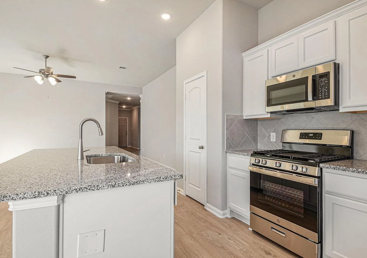 Never Lived In Spacious 4 Bedroom In Clear View Estates — Photo 3