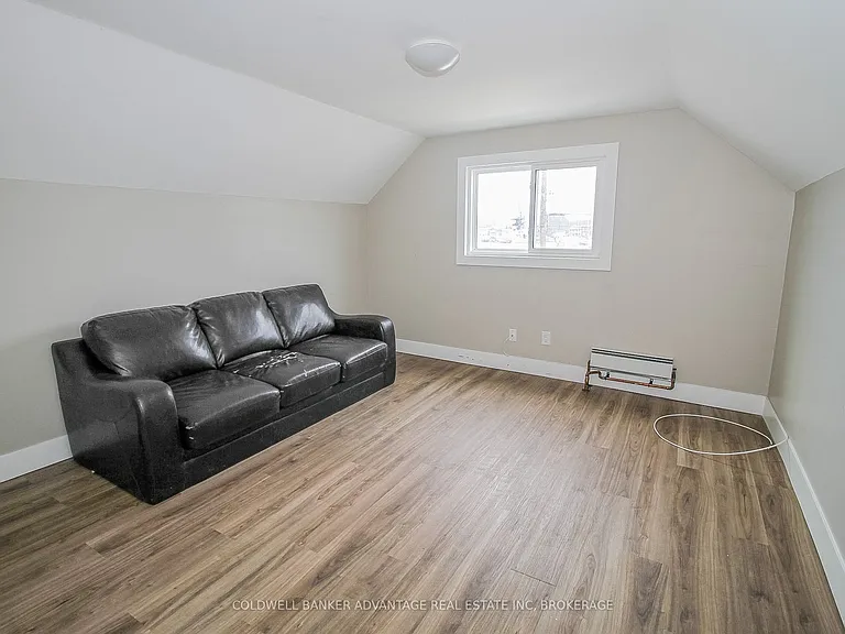 181 Welland St #UPPER — Photo 9