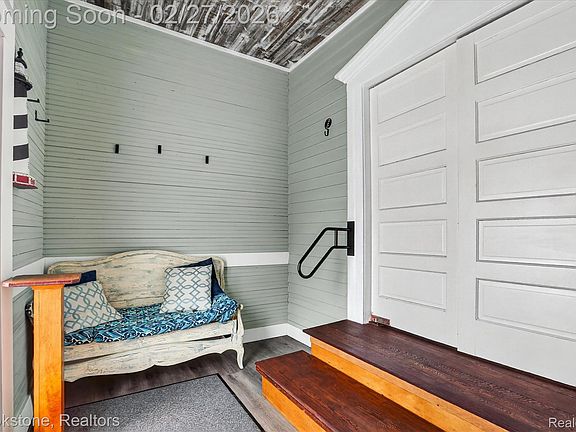 4th image of 2450 N Lakeshore Rd