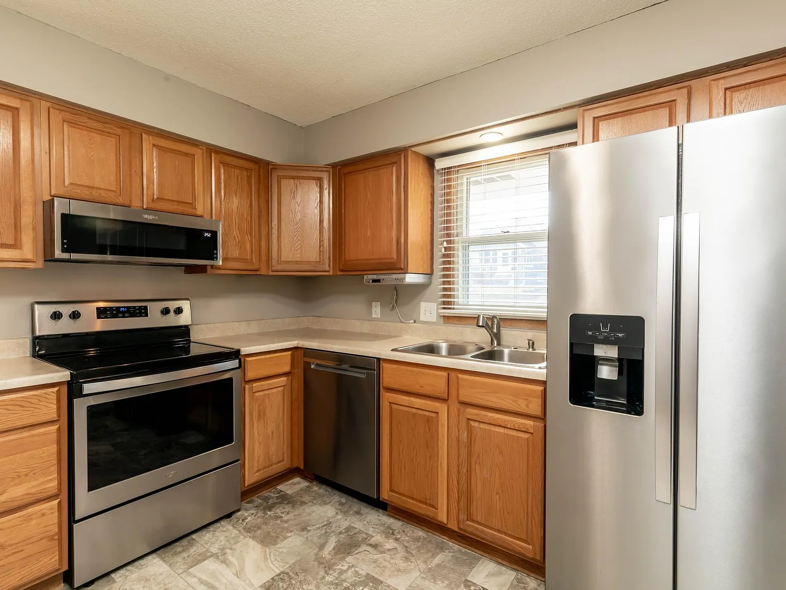 3 bed, 910 sqft, $1,675 — Photo 2
