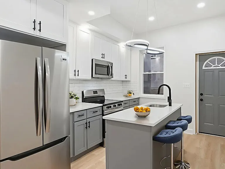 744 N Patterson Park Ave — Photo 3