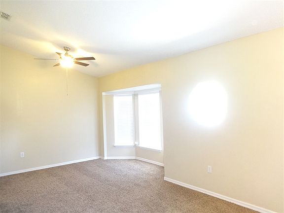 3rd image of 413 SW Kabot Ave
