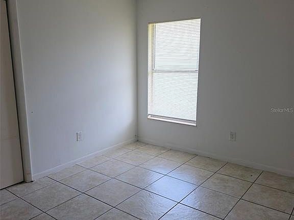 3rd image of 921 W Oak Ridge Rd APT C