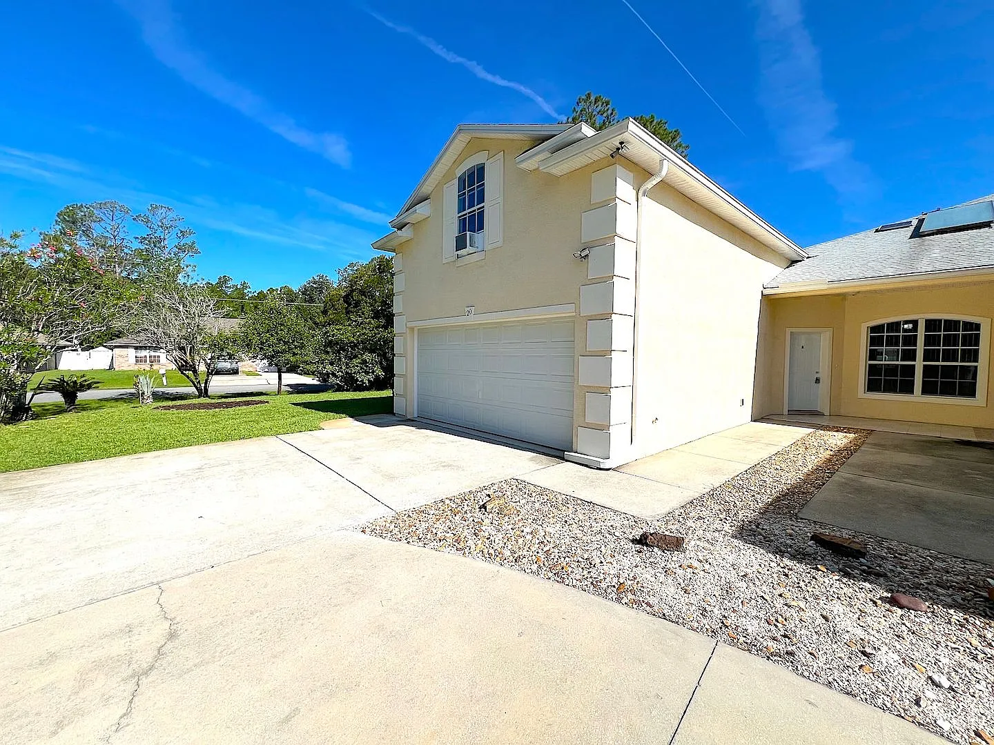 Huge 4 Bed 3 Bath 2 Car Townhome W Fenced Yard For Rent! — Photo 4